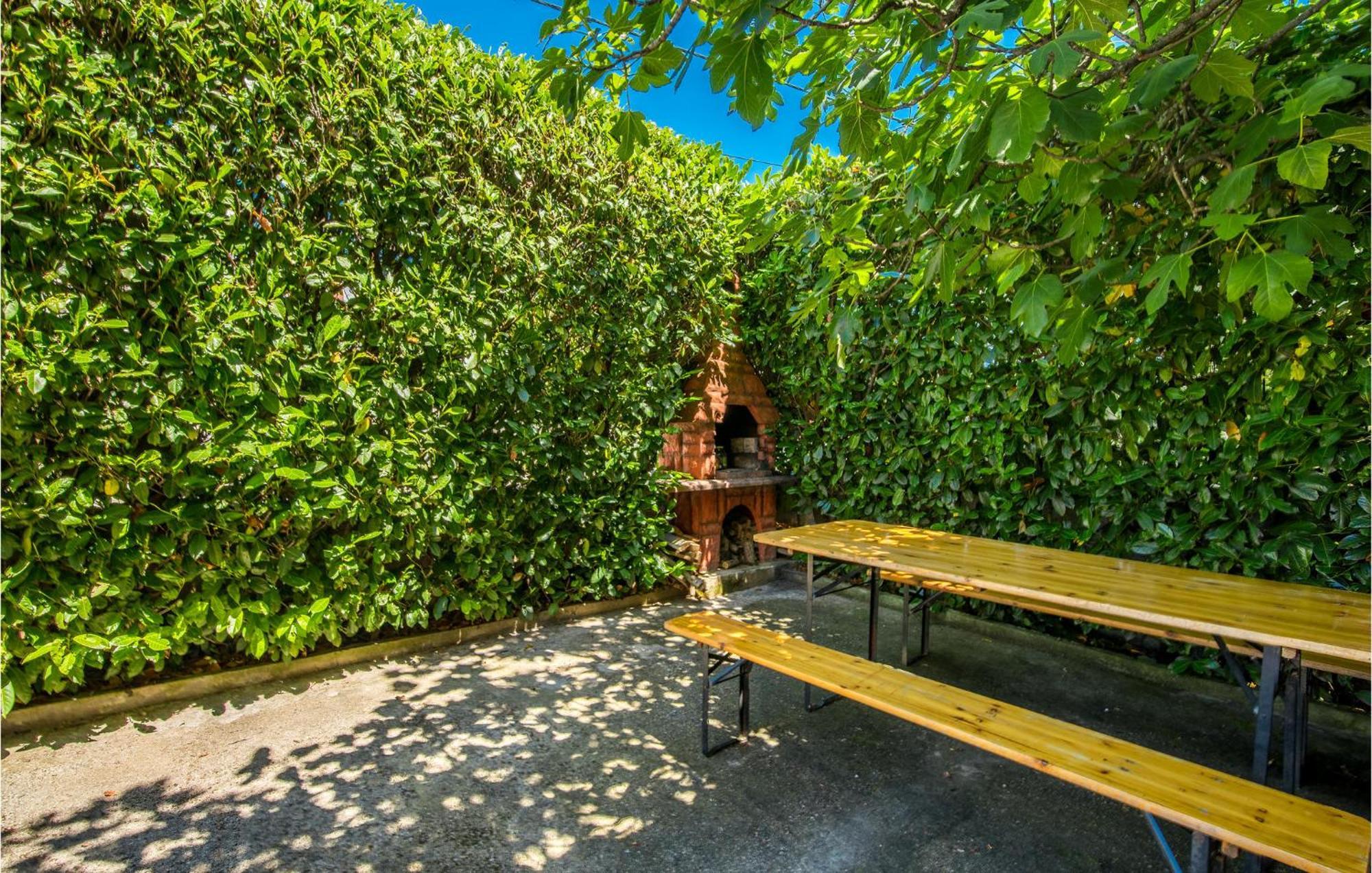 Beautiful Apartment In Pinezici With Wifi Екстериор снимка